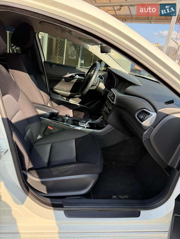 Хэтчбек Infiniti Q30 2017 в Киеве фото 10 Хэтчбек Infiniti Q30 2017 в Киеве