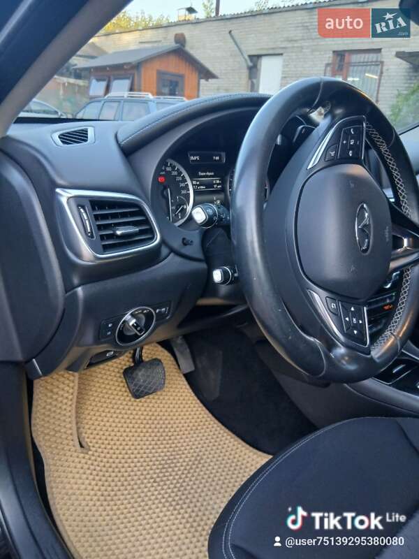 Хетчбек Infiniti Q30 2016 в Калуші