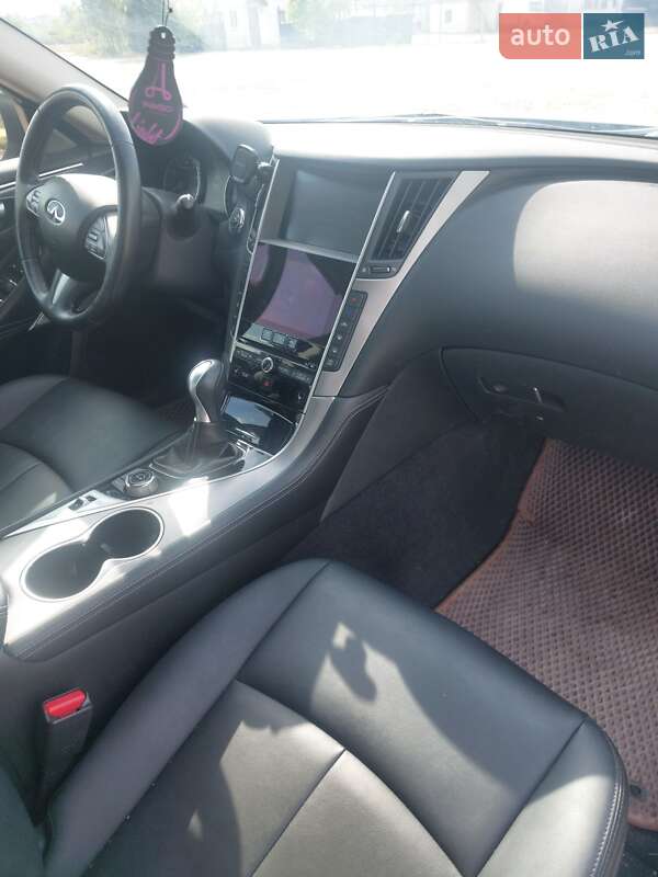 Седан Infiniti Q50 2016 в Новодністровську