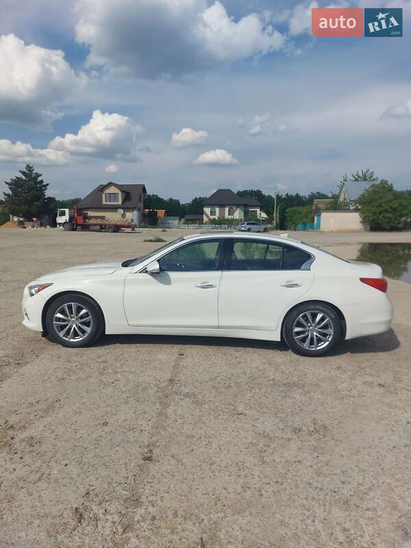 Седан Infiniti Q50 2016 в Новодністровську