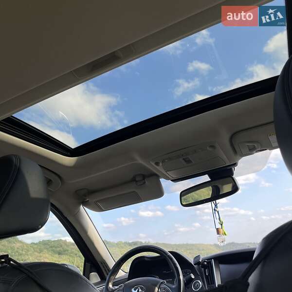 Седан Infiniti Q50 2016 в Новодністровську