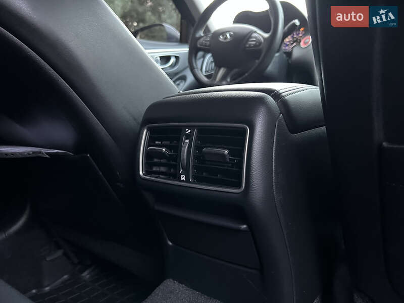 Седан Infiniti Q50 2015 в Дрогобичі