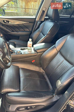 Седан Infiniti Q50 2015 в 