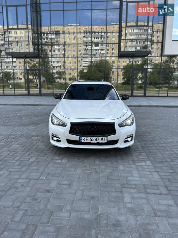 Седан Infiniti Q50 2015 в 
