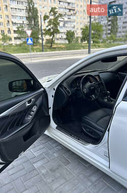 Седан Infiniti Q50 2015 в 