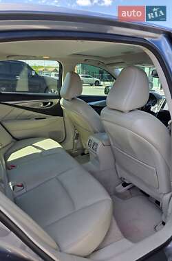 Седан Infiniti Q50 2015 в 