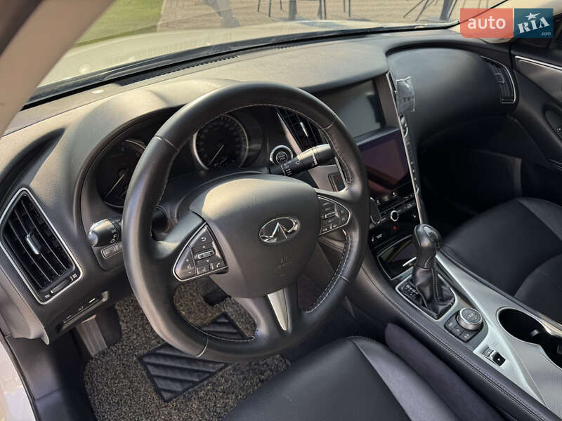 Седан Infiniti Q50 2015 в Одесі