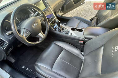 Седан Infiniti Q50 2015 в 