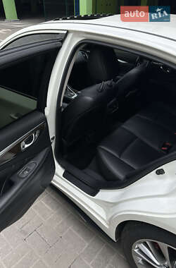 Седан Infiniti Q50 2017 в 