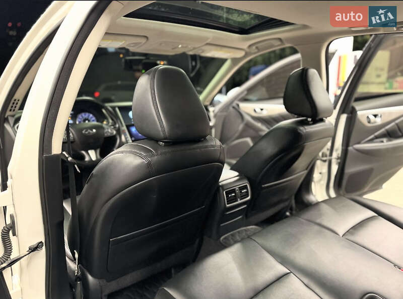 Седан Infiniti Q50 2013 в Дніпрі