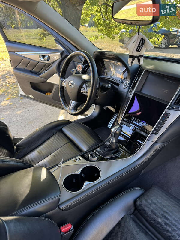 Седан Infiniti Q50 2016 в Дніпрі