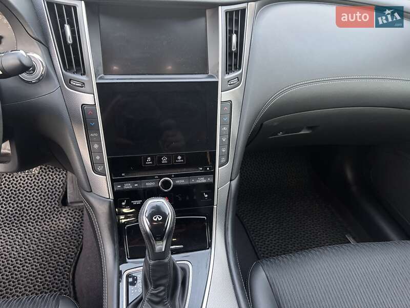 Седан Infiniti Q50 2019 в Краснограді