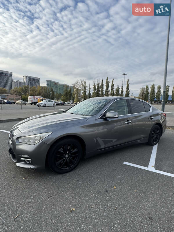 Седан Infiniti Q50 2015 в 