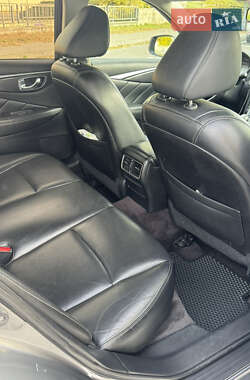 Седан Infiniti Q50 2015 в 