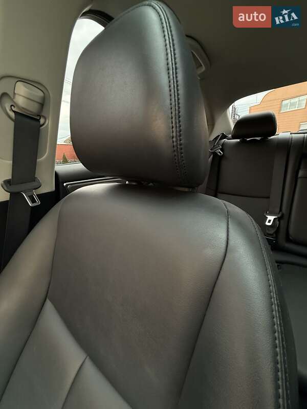 Седан Infiniti Q50 2016 в Мукачево