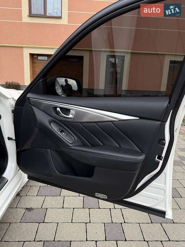 Седан Infiniti Q50 2016 в Мукачево