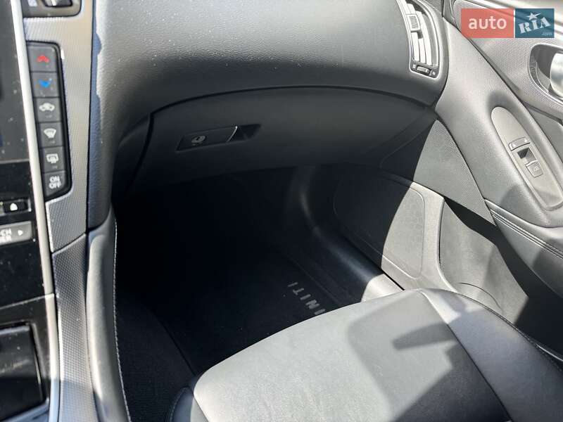 Седан Infiniti Q50 2015 в Києві