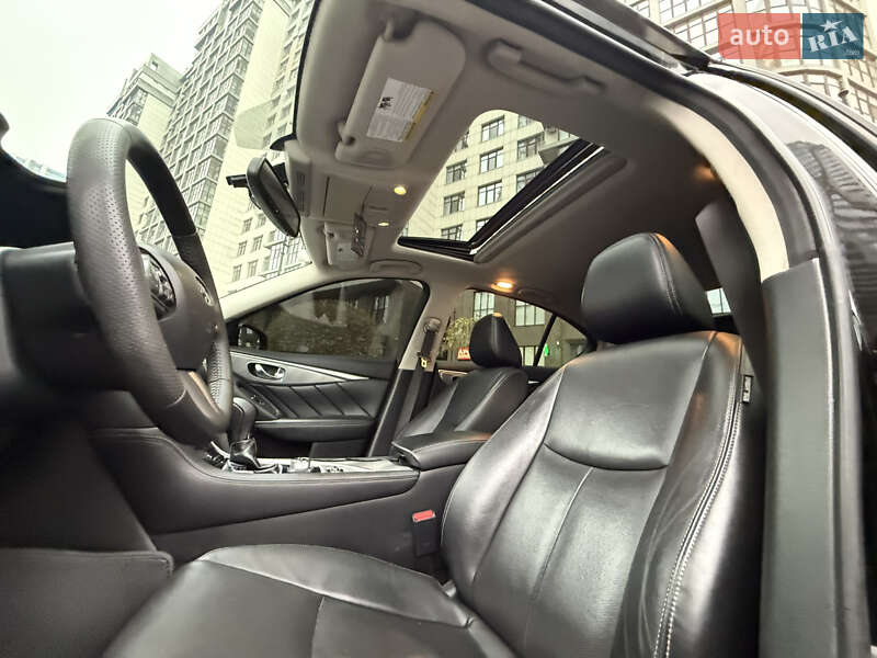 Седан Infiniti Q50 2014 в Киеве