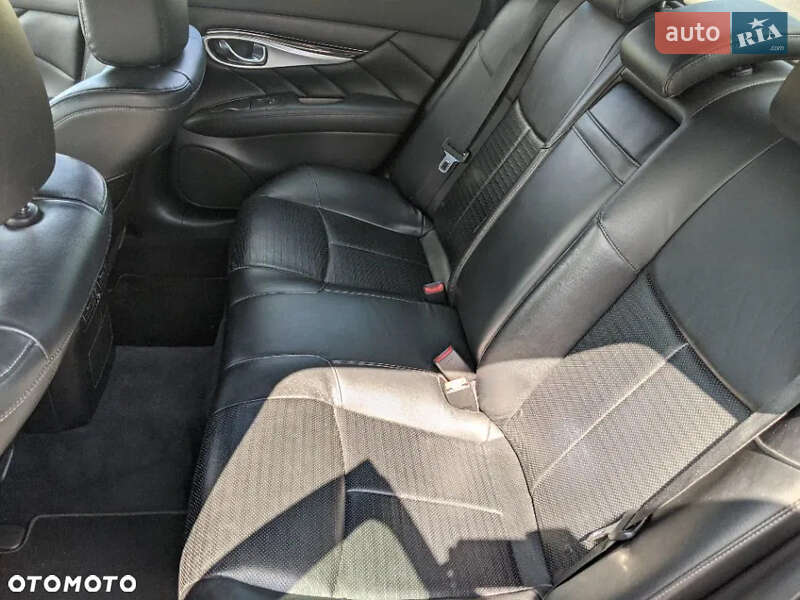 Седан Infiniti Q70 2015 в Львові