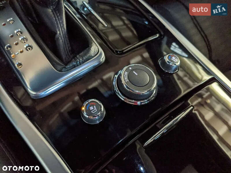 Седан Infiniti Q70 2015 в Львові