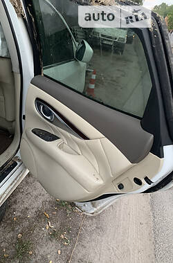 Седан Infiniti Q70 2015 в 