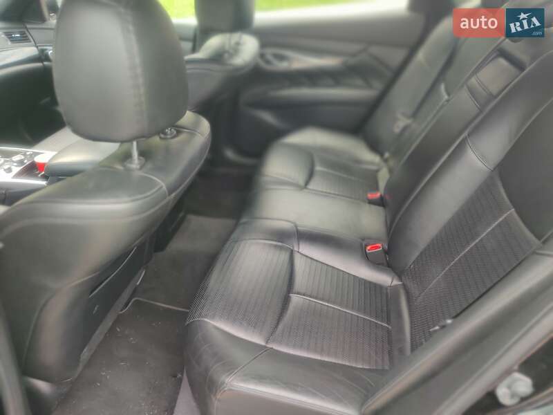 Седан Infiniti Q70 2015 в Львові