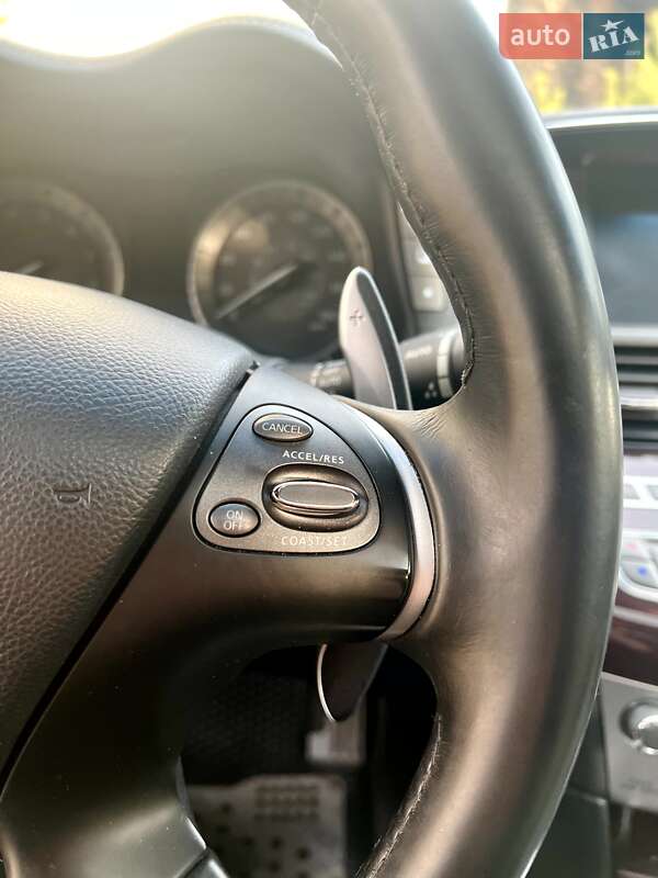 Седан Infiniti Q70 2015 в Дніпрі