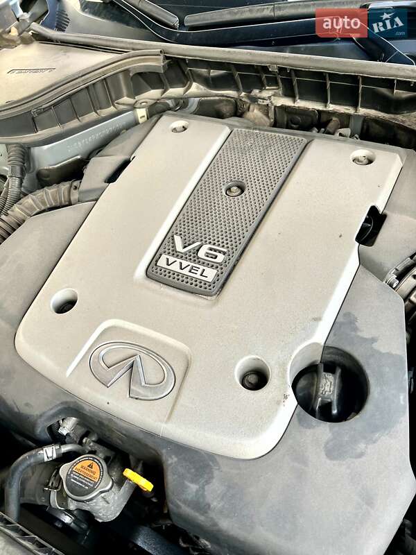 Седан Infiniti Q70 2015 в Дніпрі