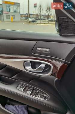 Седан Infiniti Q70 2014 в Буче