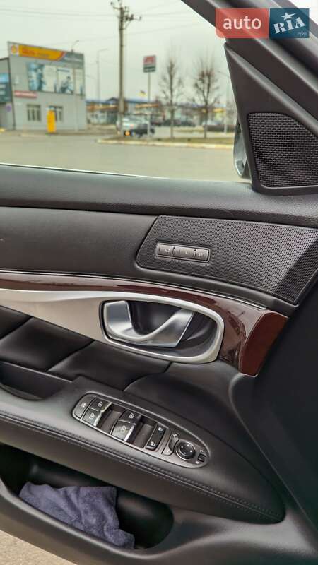 Седан Infiniti Q70 2014 в Бучі