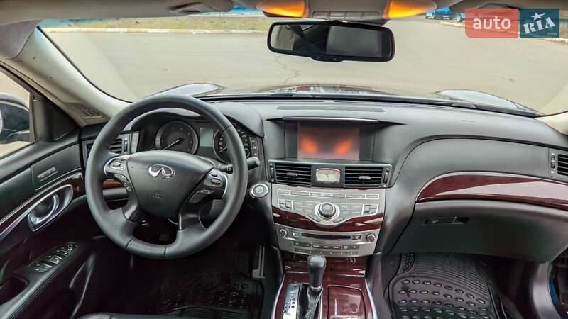 Седан Infiniti Q70 2014 в Бучі