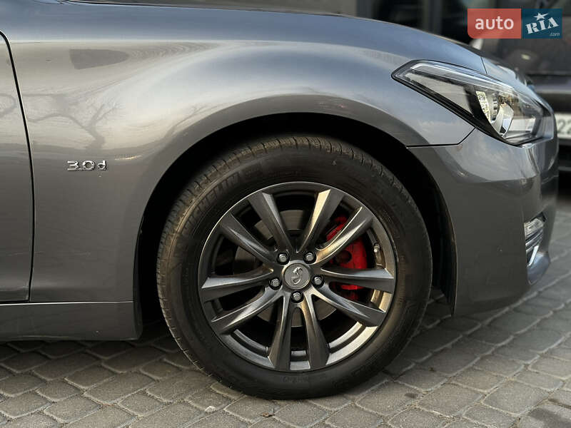 Седан Infiniti Q70 2015 в Виннице