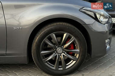 Седан Infiniti Q70 2015 в 