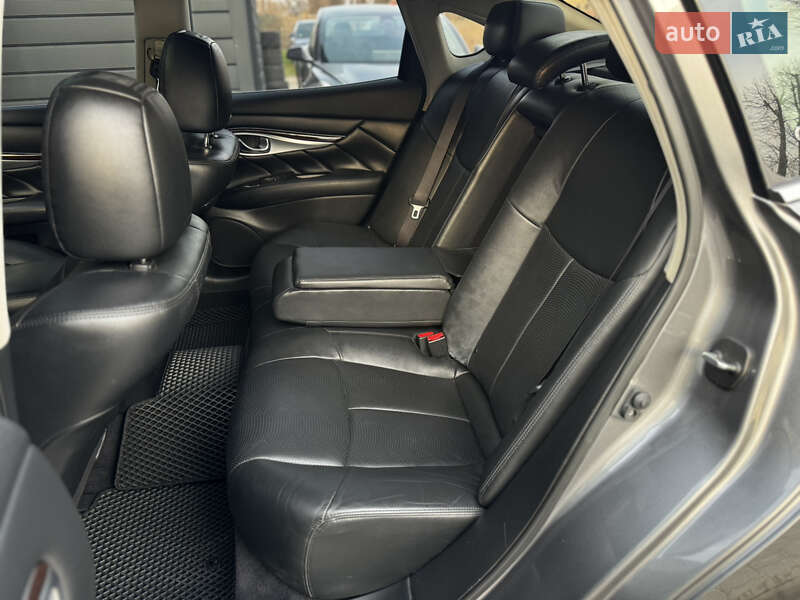 Седан Infiniti Q70 2015 в Виннице