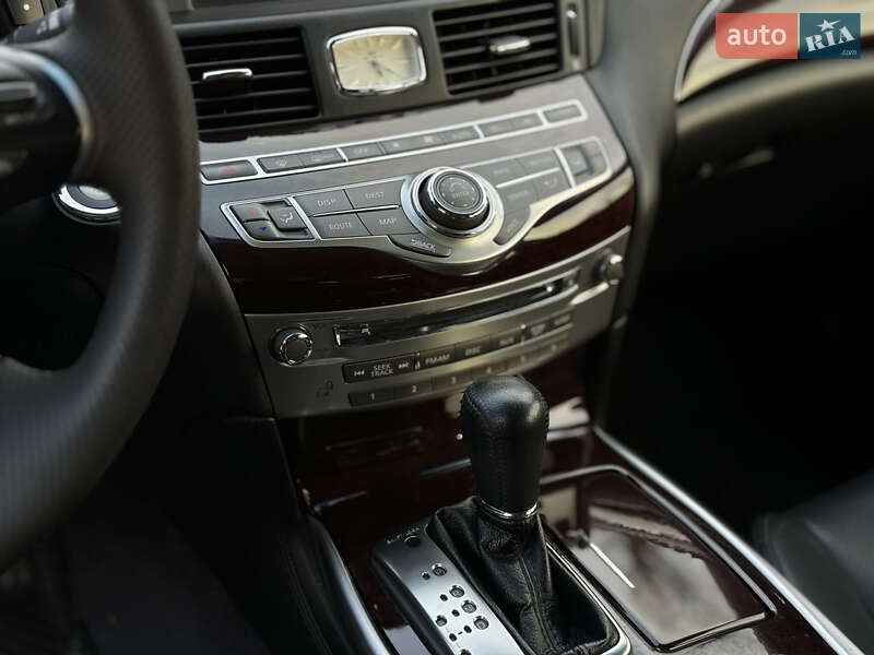 Седан Infiniti Q70 2015 в Виннице
