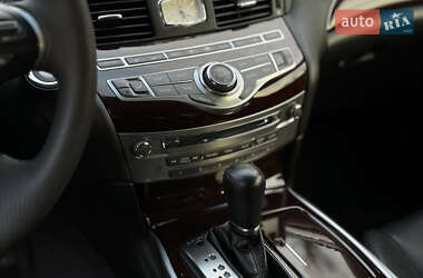 Седан Infiniti Q70 2015 в 