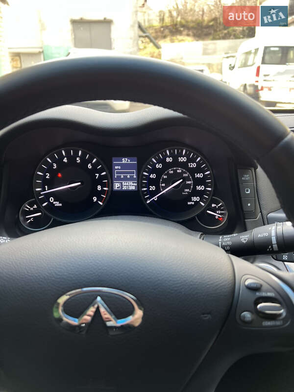 Седан Infiniti Q70 2015 в Харкові