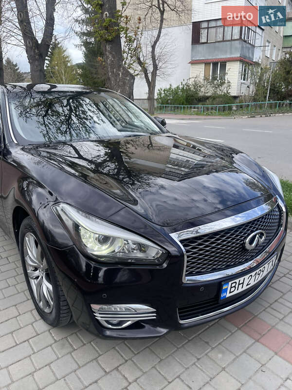 Седан Infiniti Q70 2015 в Могилів-Подільському