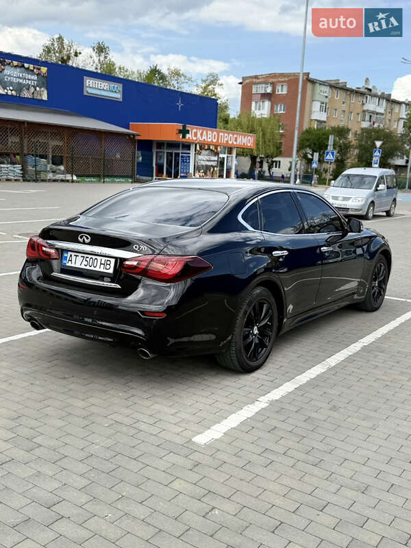 Седан Infiniti Q70 2015 в Калуше
