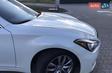 Седан Infiniti Q70 2016 в 