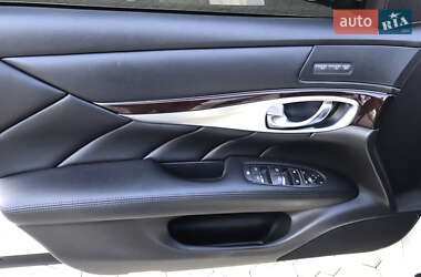 Седан Infiniti Q70 2016 в 