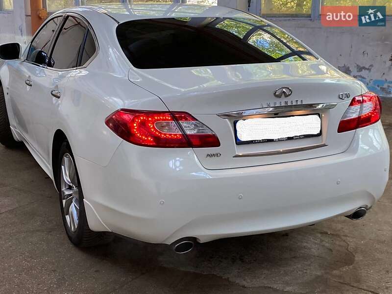 Седан Infiniti Q70 2015 в Чернигове