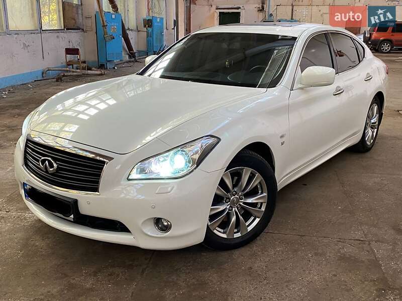 Седан Infiniti Q70 2015 в Чернигове