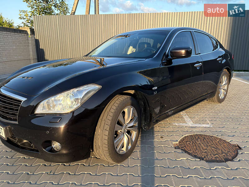 Седан Infiniti Q70 2013 в Софіївській Борщагівці