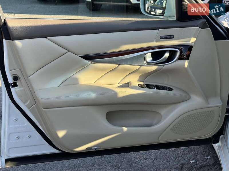 Седан Infiniti Q70 2013 в Вінниці