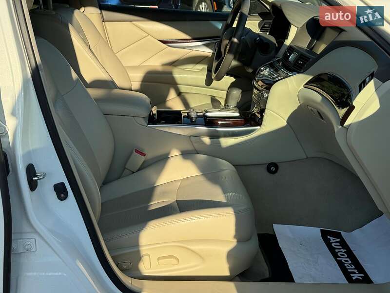 Седан Infiniti Q70 2013 в Вінниці