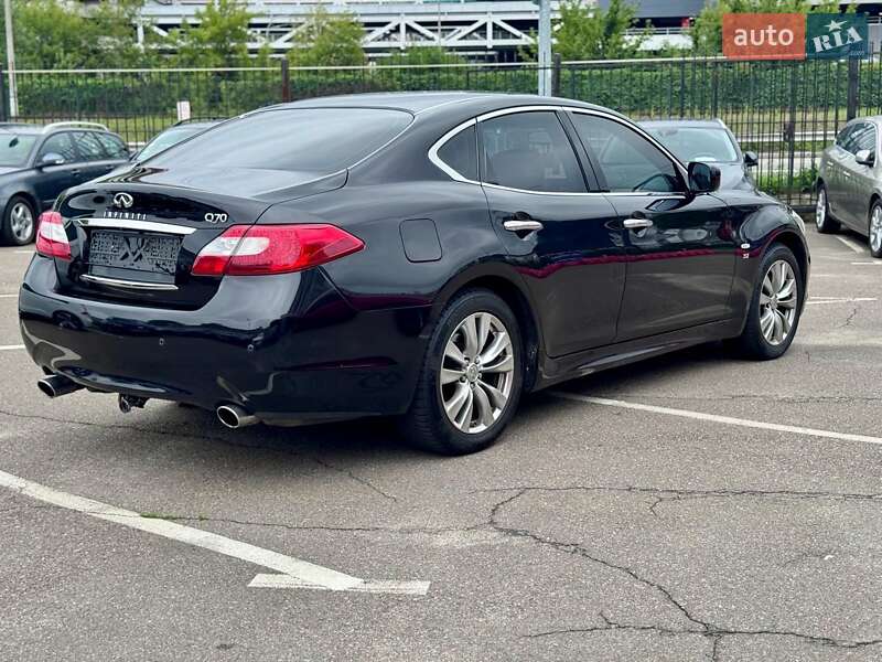 Седан Infiniti Q70 2013 в Києві