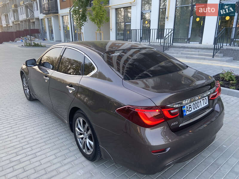 Седан Infiniti Q70 2015 в Вінниці