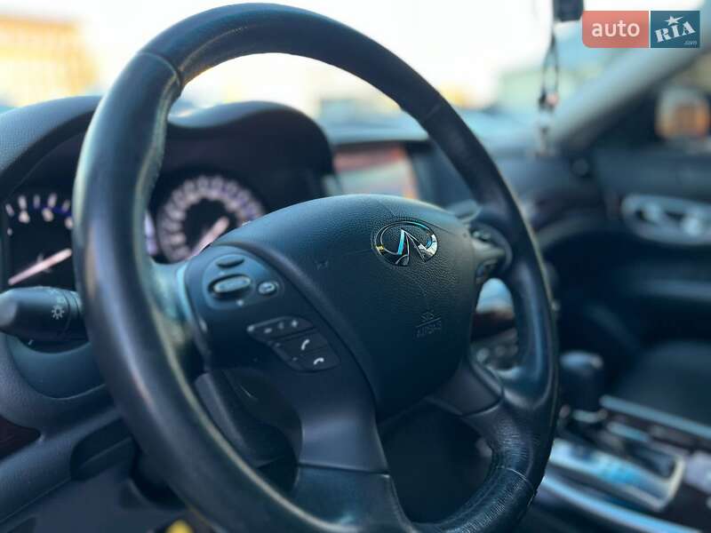 Седан Infiniti Q70 2016 в Івано-Франківську