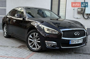 Седан Infiniti Q70 2015 в Могилев-Подольске